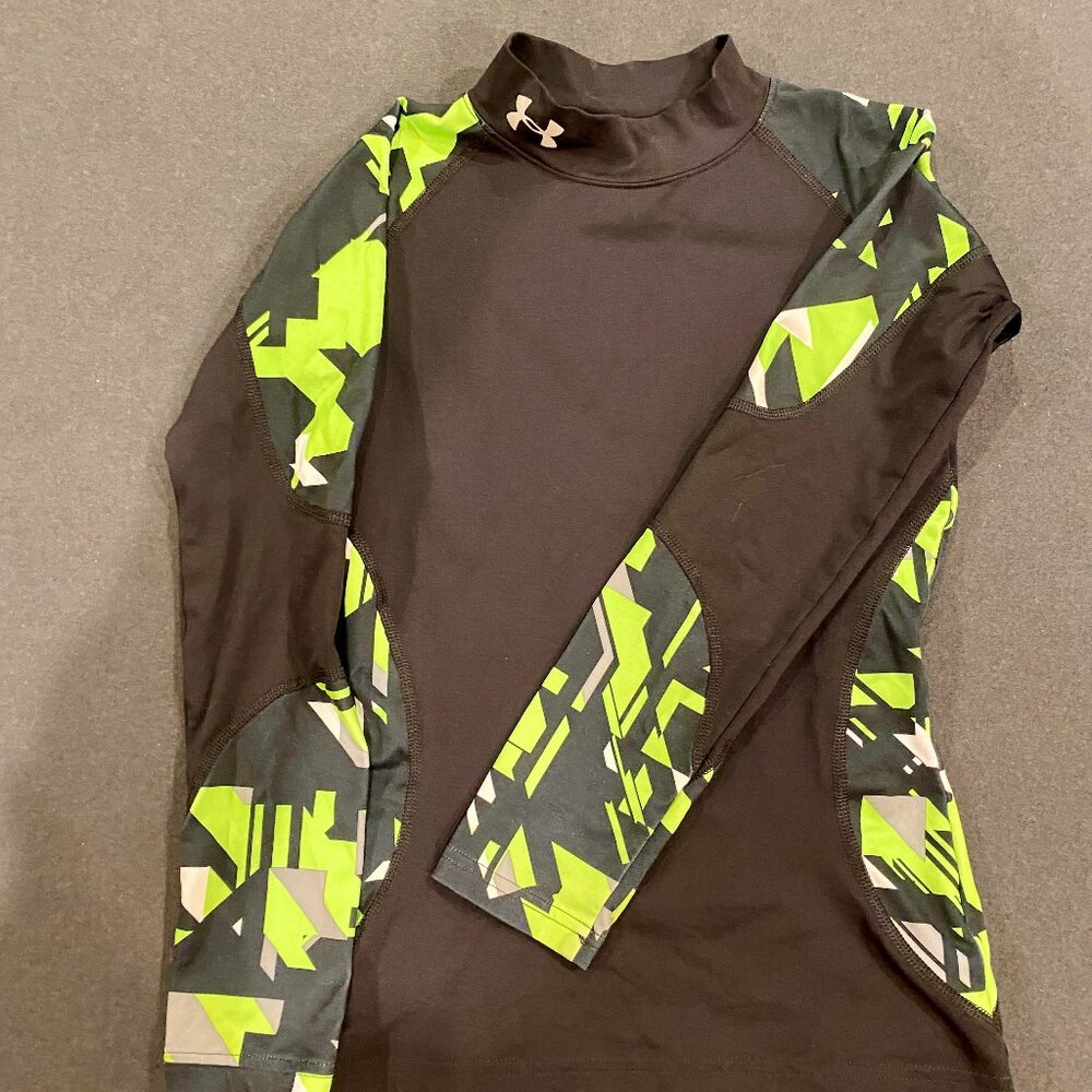 Boys Nike fitted coldgear long sleeved fitted training shirt.  Youth small